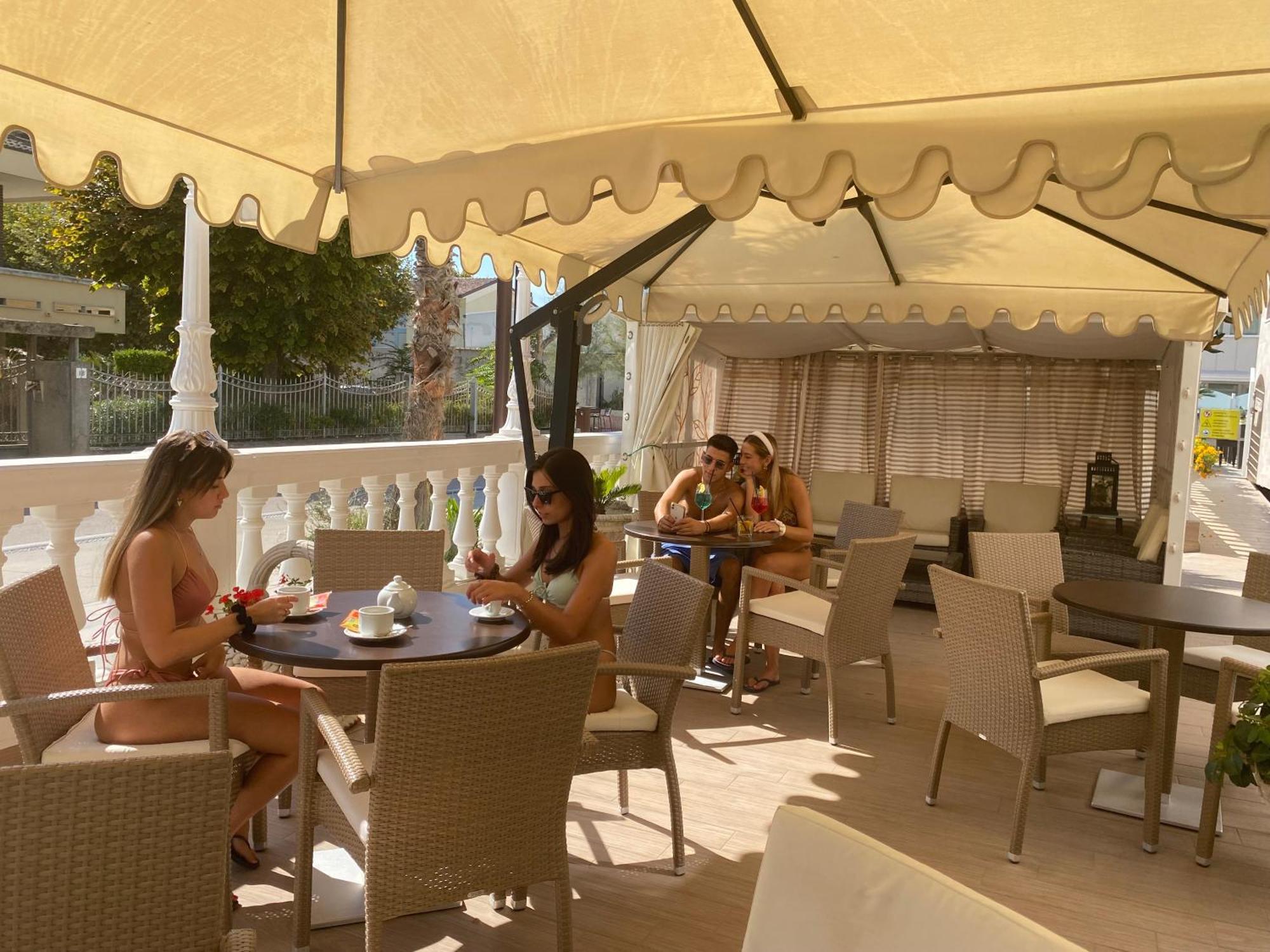 Hotel Caesar Paladium Rimini Exterior foto